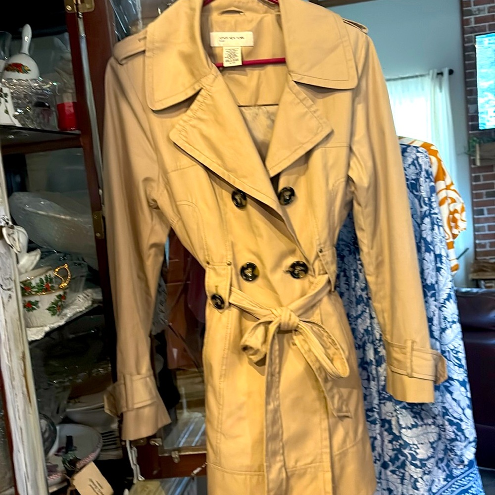 Ladies size XL Rain Coat by Jones New York sport 
Like New double breasted cute!